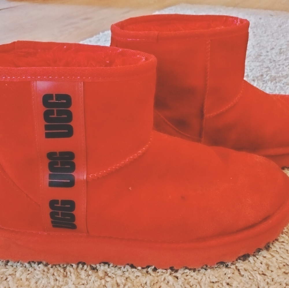 UGG Womens Mini Side Logo Boots Size 9